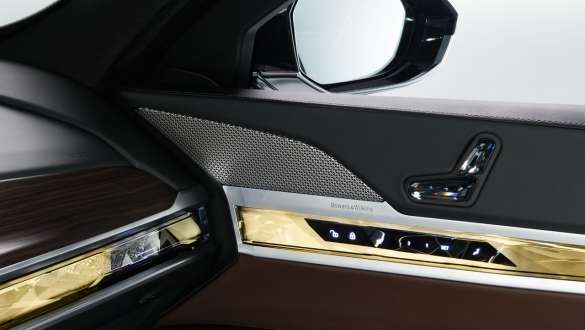 BMW serije 7 Protection G73 Zvučni sustav Bowers & Wilkins Diamond Surround BMW serije 7 Protection G73 Zvučni sustav Bowers & Wilkins Diamond Surround sa značkom