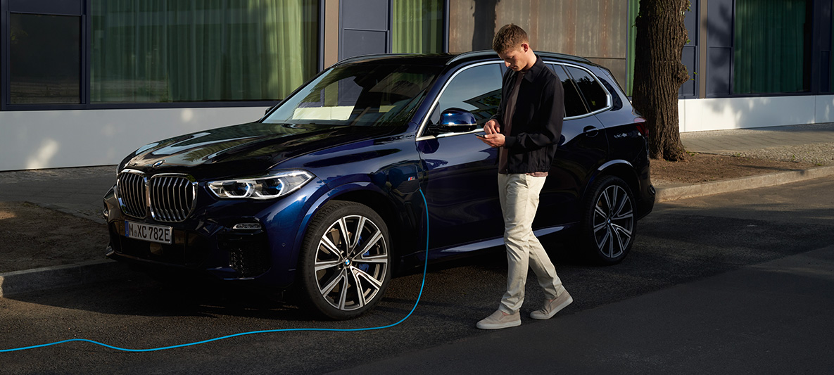 Usluge BMW corporate sales; BMW usluge mobilnosti za poslovne klijente Usluge BMW corporate sales; BMW usluge mobilnosti za poslovne klijente; Čovjek koristi BMW aplikaciju