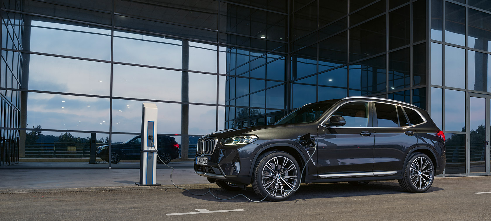 Usluge BMW corporate sales za poslovne klijente Usluge BMW corporate sales za poslovne klijente; čovjek ispred BMW električnih automobila