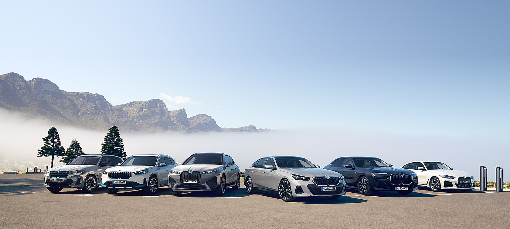 BMW Corporate Sales za tvrtke i korporativne klijente BMW Corporate Sales za tvrtke i korporativne klijente; muškarac i žena ispred BMW-a